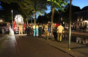 Brandweer duikers zoeken naar persoon in water Groenewegje Den Haag