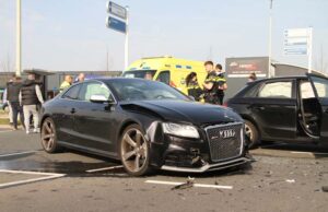 Flinke schade na aanrijding tussen twee auto’s Mercuriusweg Den Haag