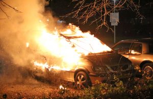 Geparkeerde auto gaat in vlammen op Passievruchtstraat Den Haag