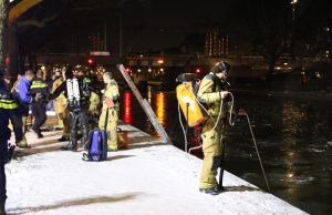 Brandweer haalt persoon uit ijskoude water; slachtoffer overleden Kanaalweg Delft