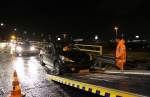 Automobilist glijd uit de bocht Knooppunt Prins Clausplein Den Haag