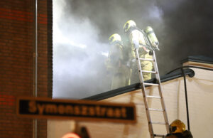 Brandweer schaalt op naar ‘Zeer Grote Brand’ in spouwmuur Symonszstraat Den Haag