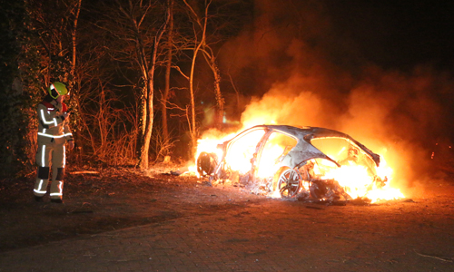 25 februari Peperdure Porsche volledig uitgebrand in recreatiegebied Delftse Hout [VIDEO]