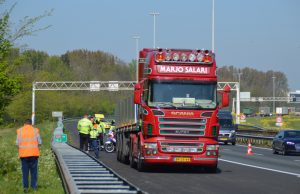 Brand door vastgelopen remmen bij vrachtwagen A20 Maasland