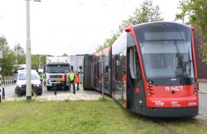 HTM druk bezig met terugplaatsen ontspoorde tram De Werf Den Haag