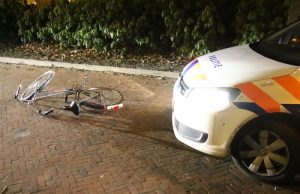 Fietser hard ten val door gladheid Laantje Achter Wilhelmina Delft