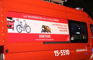 Brandweer rukt uit voor gevonden fiets langs water Mosselsingel Den Haag