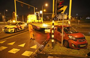 Vrouw lichtgewond na aanrijding met paal Oostpoortweg Delft