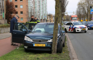 Automobilist rijdt met auto tegen boom President Kennedylaan Den Haag