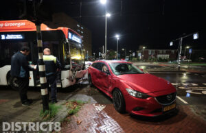 Veel schade na aanrijding tussen bus en auto Laan van Leidschenveen Den Haag