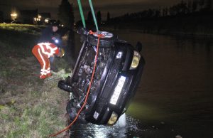 Auto na uren uit Nieuw Oranjekanaal gehaald met behulp van duiker Hoek van Holland