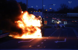 Bestelbusje volledig in de brand afrit A13 Delft