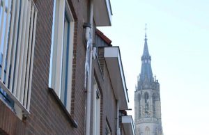 Brandweer verwijdert grote ijspegels aan regenpijp Trompetstraat Delft