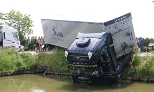 26 mei Vrachtwagen rijdt water in na botsing met andere vrachtwagen De Lier