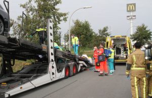 Chauffeur van autotransport zakt in elkaar Vrij-Harnasch Den Hoorn