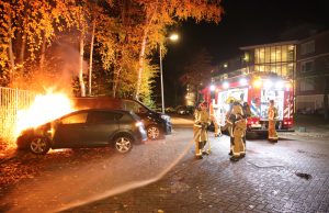 Geparkeerde auto gaat in vlammen op, mogelijk aangestoken Diepenbrockstraat Delft