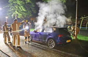 Brandweer blust brand in geparkeerde auto Frederik van Eedenlaan Delft