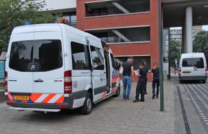 Overleden persoon aangetroffen in woning, politie doet groot onderzoek van Diesenstraat Den Haag