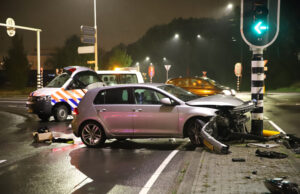 Automobilist rijdt tegen verkeerslicht Vrijenbanselaan Rijswijk