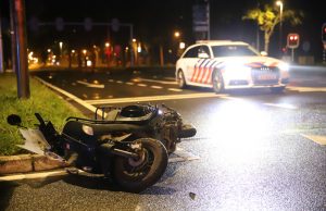 Gewonde na aanrijding tussen auto en snorscooter Kruithuisweg Delft