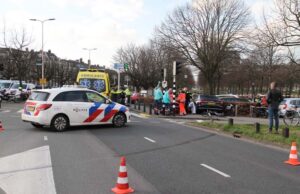 Politievoertuig vliegt uit de bocht en raakt twee fietsers Koningskade Den Haag
