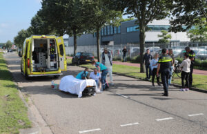 Fietser komt in botsing met auto Donau Den Haag