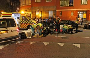 Opzittenden van brommer gewond bij aanrijding Hoefkade Den Haag