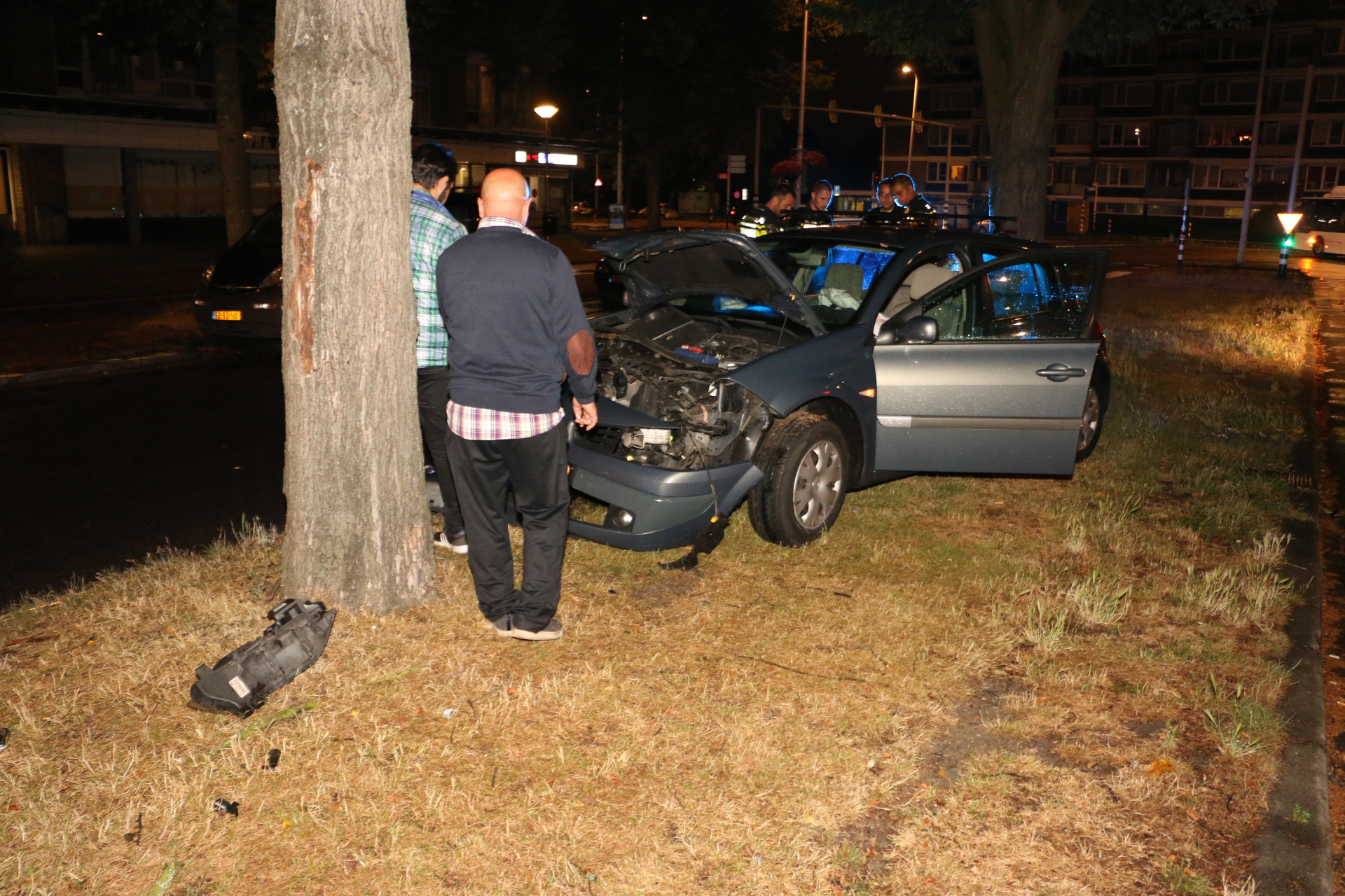 13 juli Auto neemt de bocht te hard en beland tegen boom Almeloplein Den Haag