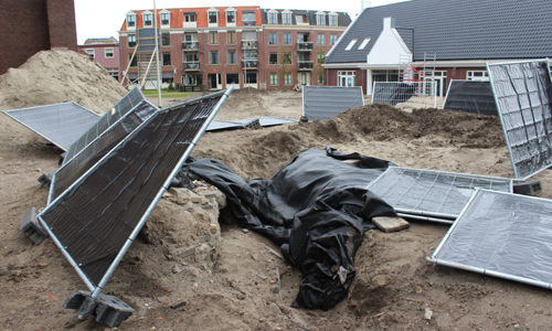 27 april Politiehekken vernield bij oud opgegraven Kerkhof Monster