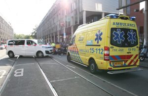 Gewonde na ongeval tussen busje en bezorgscooter Hobbemastraat Den Haag
