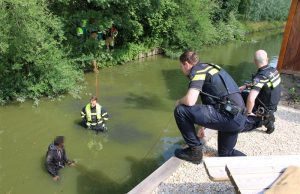 Man raakt te water met fiets Laan van Bentvelsen Delft