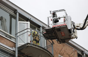 Brandweer rukt uit voor openstaande balkondeur Camerlingstraat Delft