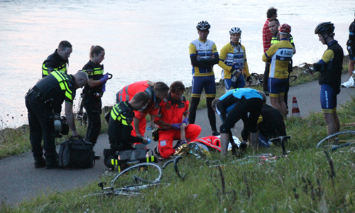 19 september Twee wielrenners gewond bij aanrijding Schenkeldijk Maassluis