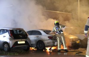 Twee auto’s zwaar beschadigd door brandstichting Piet Baarslaan Den Haag