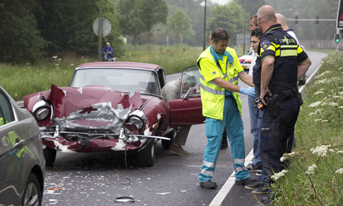 20 juli Gewonde en Jaguar in de kreukels bij aanrijding Prinses Beatrixlaan Delft