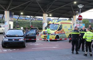 Gewonde bij aanrijding tussen auto en scooter bij tankstation Waldorpstraat Den Haag