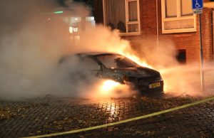 Auto in vlammen op gegaan B.H. Heldtlaan Rijswijk
