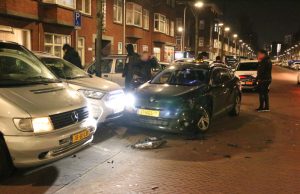 Automobilist ramt geparkeerde auto Van Zeggelenlaan Den Haag