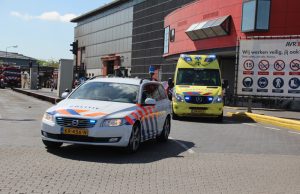Zwaargewond slachtoffer na ongeluk met vrachtwagen in bedrijfshal Den Haag