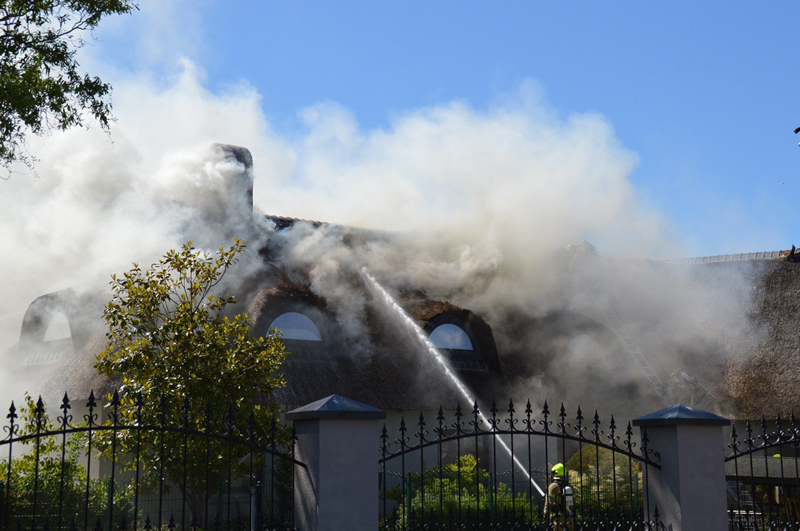 Zeer Grote Brand In Woning Met Rieten Kap 's Gravenweg Capelle Aan Den ...