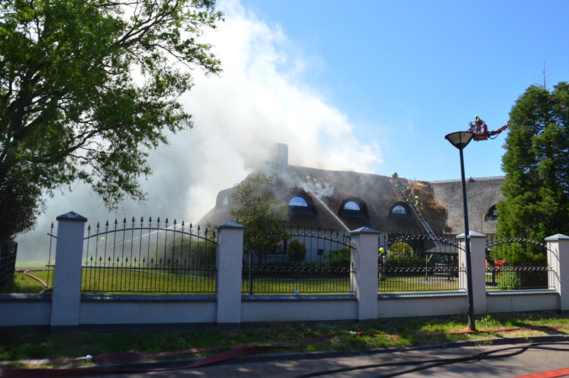 Zeer Grote Brand In Woning Met Rieten Kap 's Gravenweg Capelle Aan Den ...