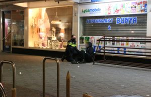 Gewonde bij steekpartij; Twee personen aangehouden De Dreef Den Haag