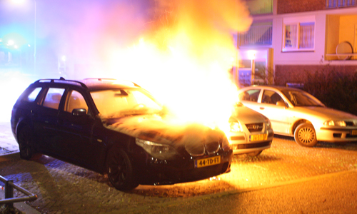 27 november Twee auto’s gaan in vlammen op Gravendreef Den Haag