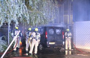 Busje tegen gevel vliegt in brand Oostbuurtseweg De Lier