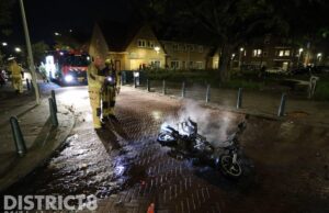 Scooter in brand gestoken Oltmansstraat Den Haag