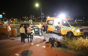 Bestuurder rijdt door na aanrijding met motor Reinier de Graafweg Delft