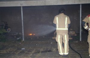Brandje gesticht onder overkapping Het Kleine Loo Den Haag