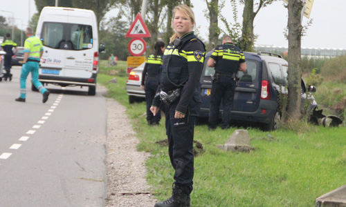 17 oktober Auto rijdt tegen een paal Lange Broekweg Naaldwijk