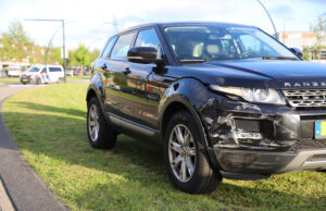 Aanzienlijke schade bij aanrijding Laan van Wateringseveld Den Haag