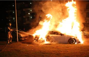 Brandweer blust lastige autobrand Beethovenlaan Delft